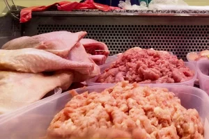 Read more about the article Tyrimas šokiruoja: prekybos centruose esančioje lenkiškoje vištienoje – itin stiprūs antibiotikai