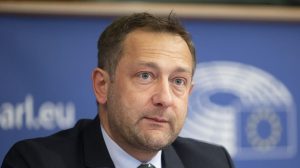 Read more about the article Komisaras Ch. Hansen’as: būti priklausomiems nuo maisto importo yra labai pavojinga