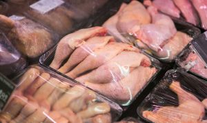 Read more about the article Po pasikartojančių pranešimų apie užkrėstą vištieną – ragina atkreipti dėmesį į gamintoją 