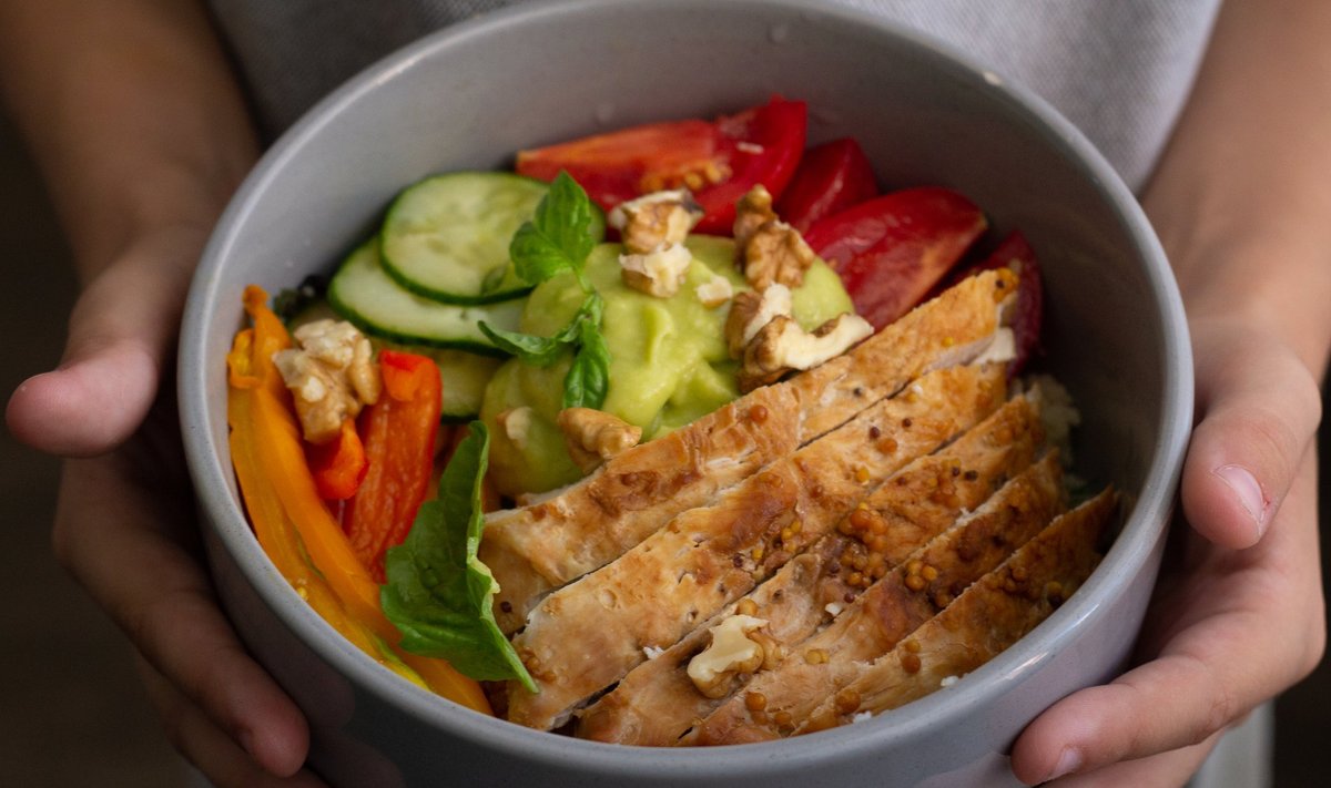 You are currently viewing Kodėl lengva mėsa – ne tik apie kalorijas: dietistė įvardijo, kodėl verta rinktis paukštieną, užaugintą be antibiotikų  